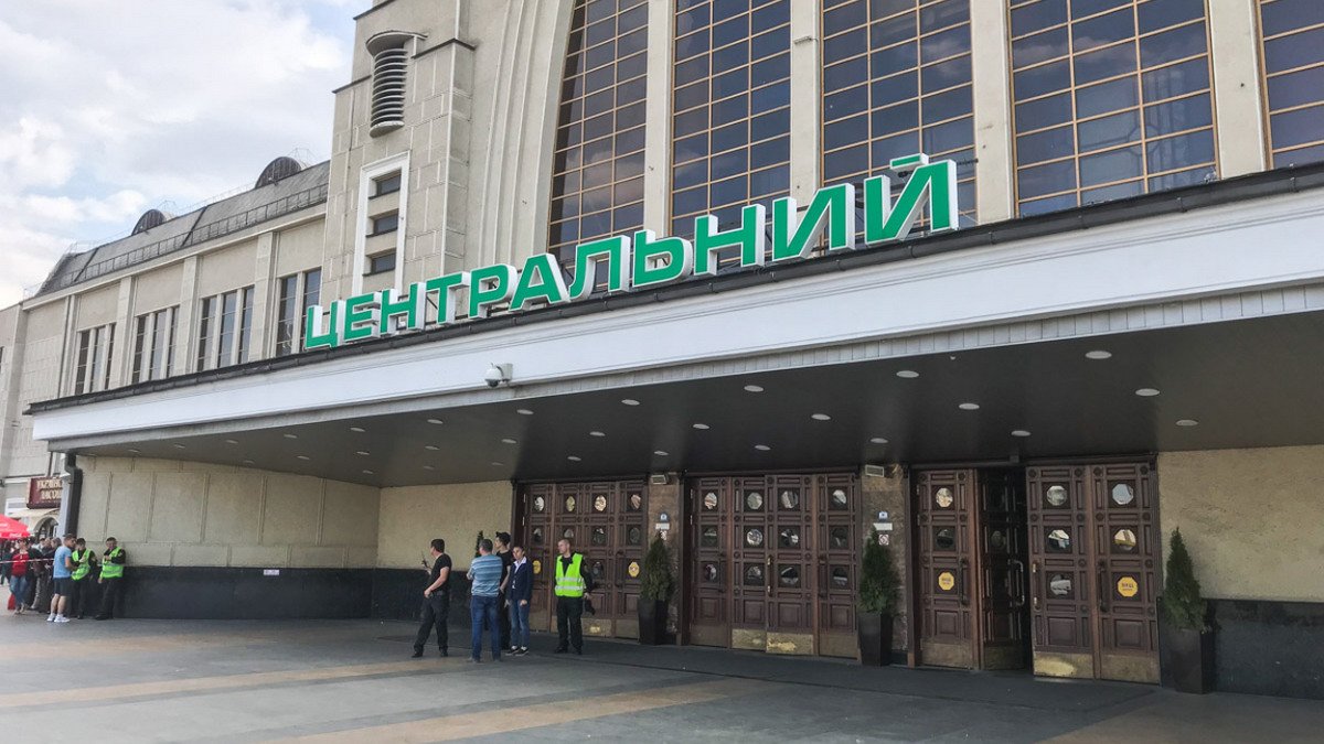 В Киеве на Центральном вокзале возле метро нашли подозрительный чемодан, людей эвакуировали: что там происходит