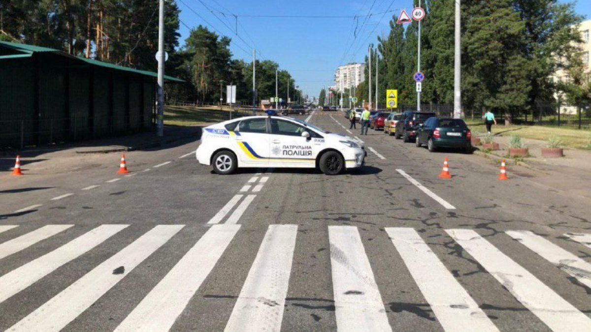 В Киеве на Лесном перекрыли улицу из-за подозрительного пакета на остановке