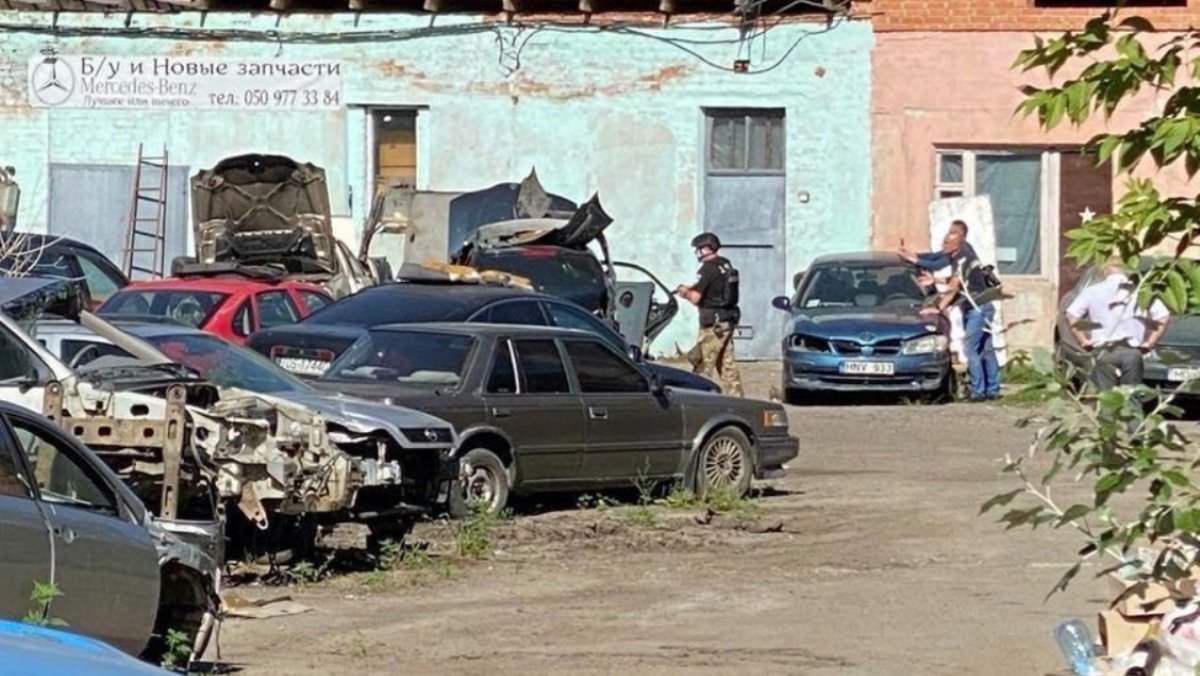 В Полтаве мужчина взял в заложники полковника полиции: преступник едет в сторону Киева
