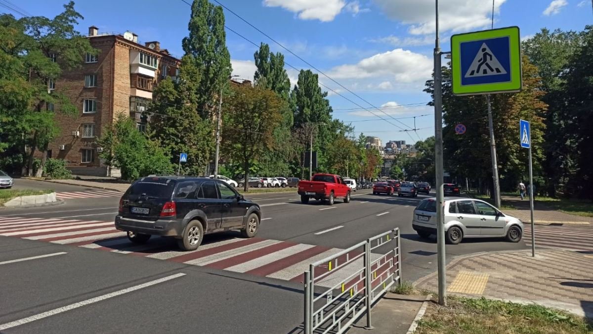 В Киеве установили новые светящиеся знаки на аварийно опасных перекрестках