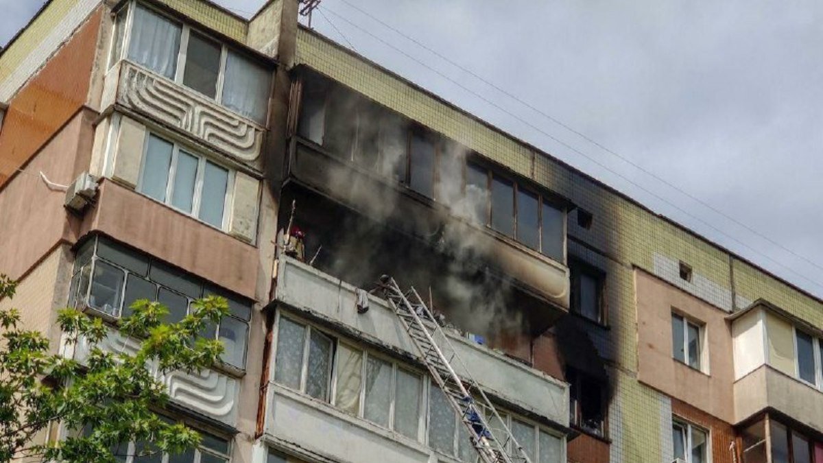 В Киеве на Троещине в горящей квартире заживо сгорела женщина