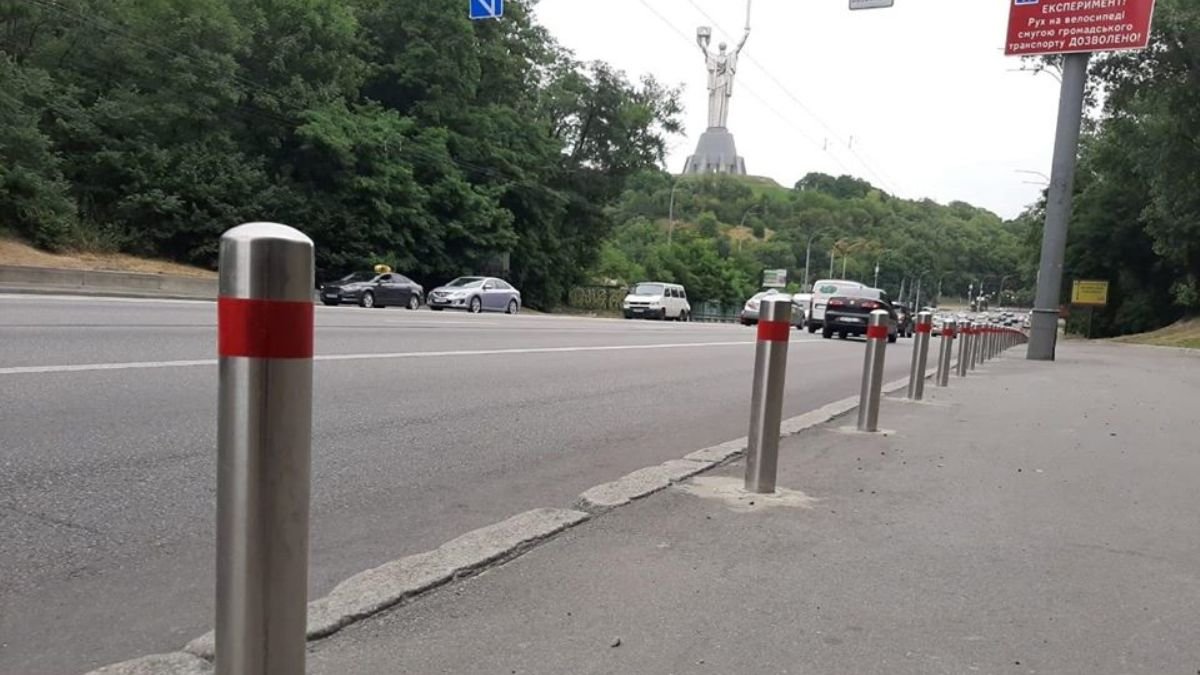 В Киеве на бульваре Дружбы Народов установили антипарковочные столбики