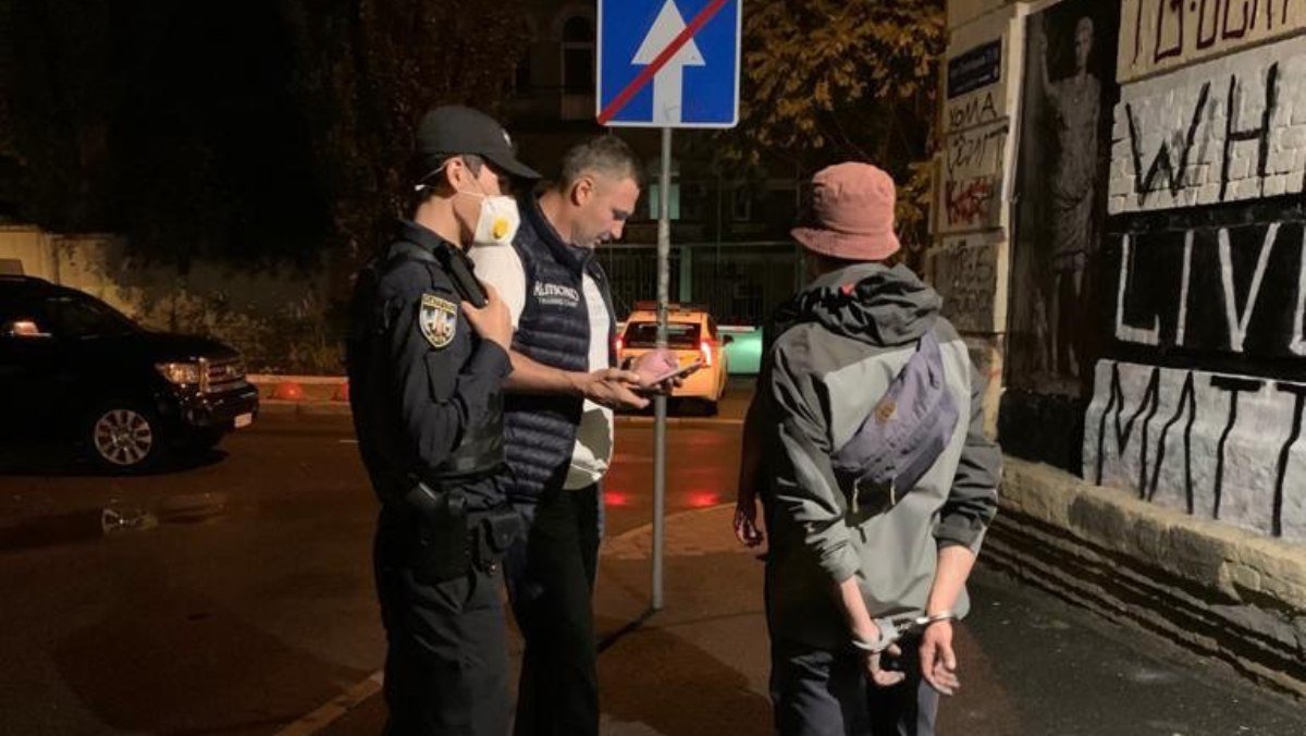 Мэр Киева Виталий Кличко словил на горячем двух граффитчиков и вызвал полицию