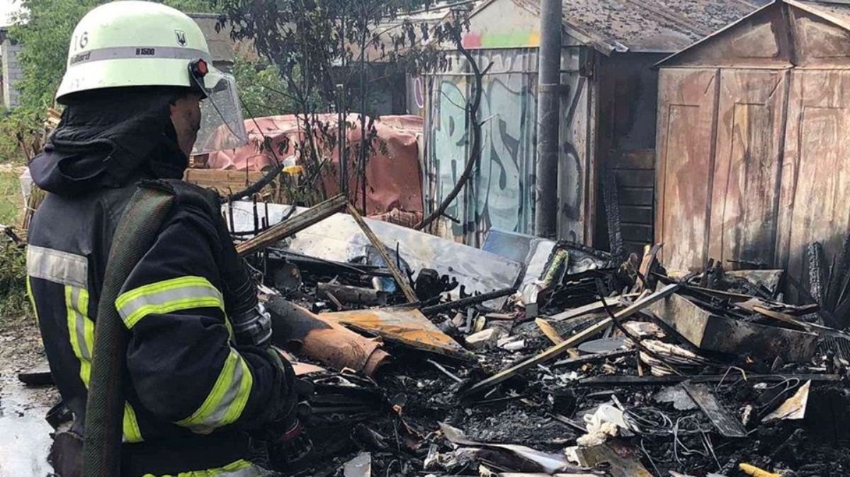 В Киеве из-за мусора сгорели металлические гаражи