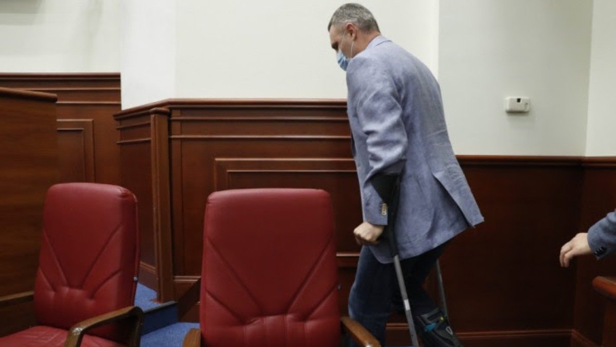 Кличко с травмой ноги пришел на заседание Киевсовета и пригрозил "накостылять"