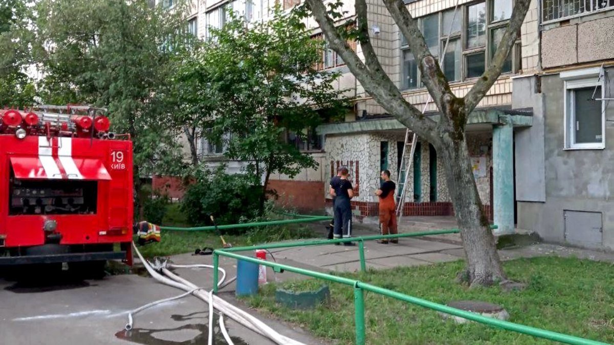 В Киеве в девятиэтажке загорелся электрощитовая
