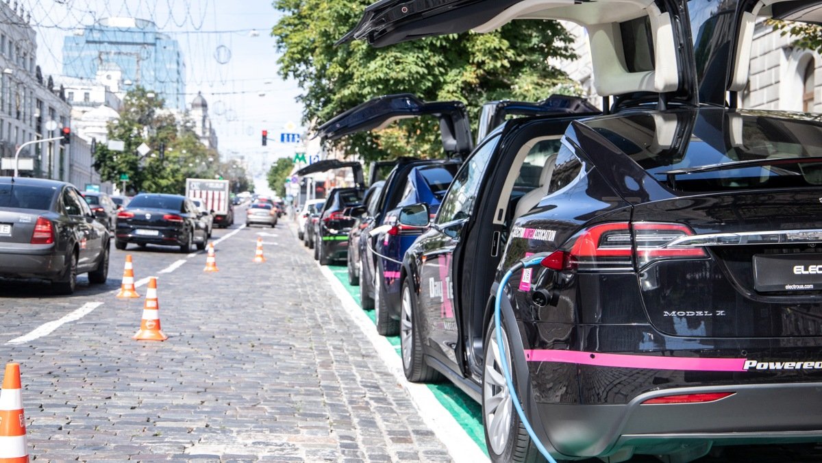 В центре Киева парковки начали обустраивать зарядными станциями для электромобилей