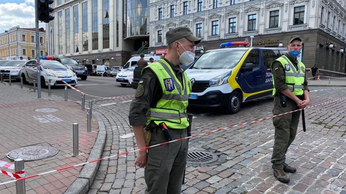 В Киеве террорит захватил отделение банка в БЦ Леонардо: что сейчас происходит на месте событий