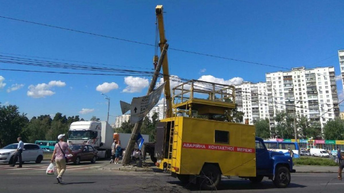 В Киеве на Братиславской экскаватор въехал в опору освещения: дорогу перекрыли