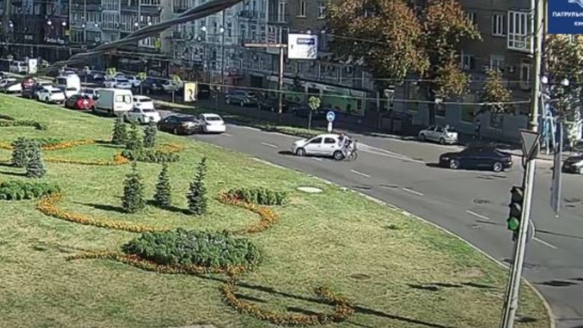 В Киеве на Бассейной велосипедист влетел в Renault Logan: видео момента ДТП