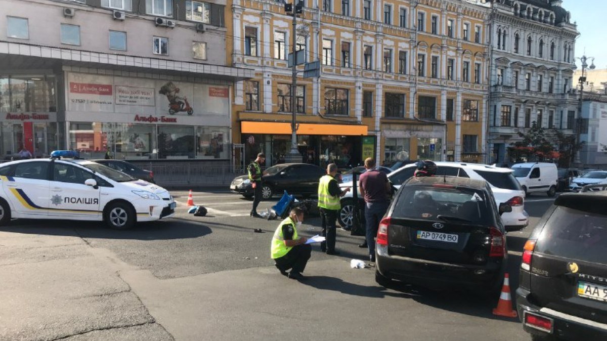 В Киеве на Бессарабской площади тройное ДТП: Mercedes проехал на красный и сбил мопедиста