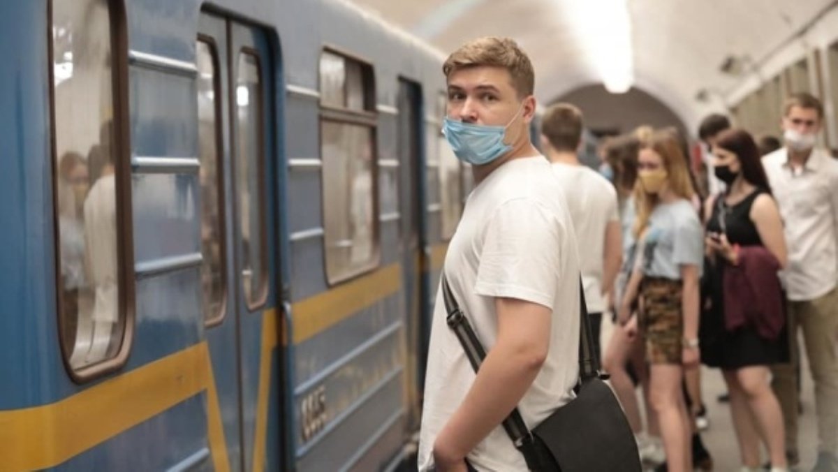 В Киеве в пиковые часы могут закрывать станцию метро "Вокзальная" на вход из-за ремонта эскалатора