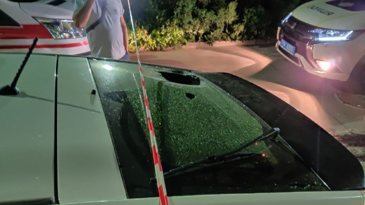 В Киеве на Куреневке мужчина разбил головой стекло патрульного автомобиля