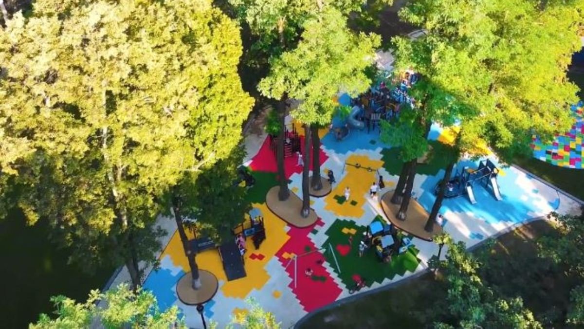 В центральном парке Киева появилась обновленная детская площадка