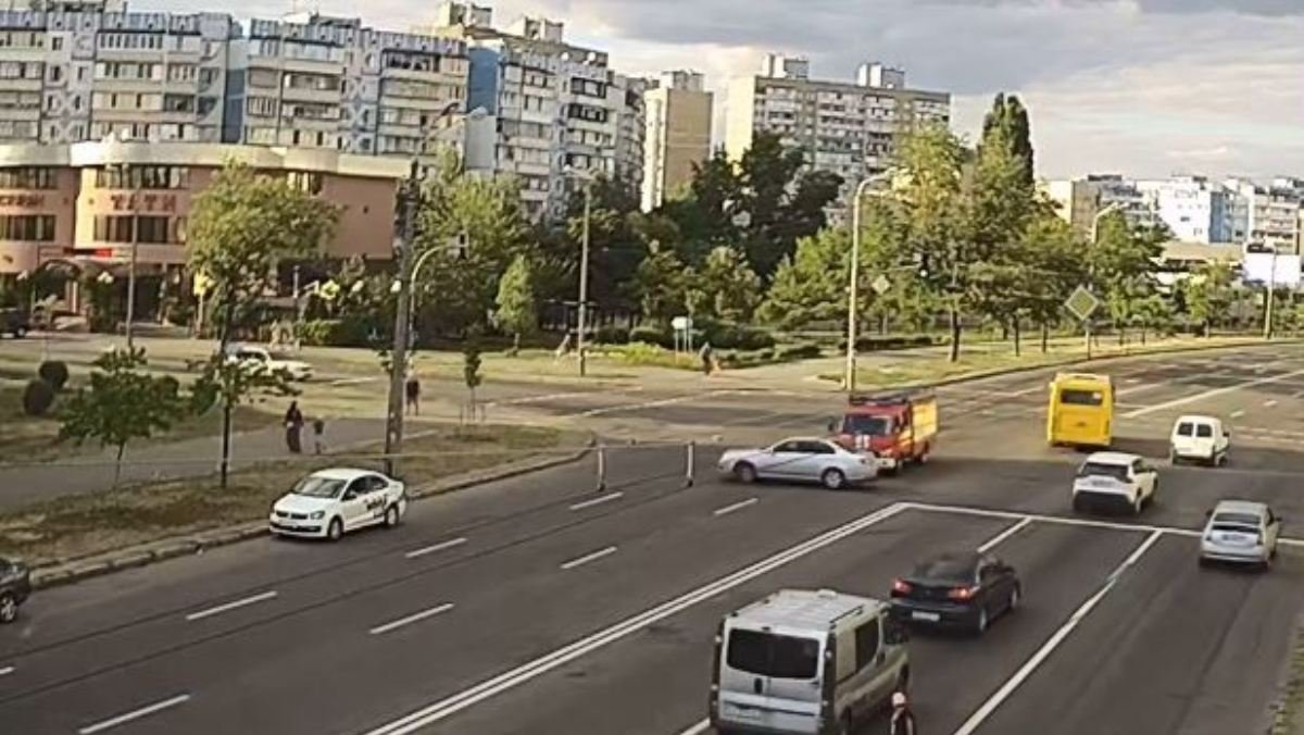 В Киеве на Троещине столкнулись Chevrolet и пожарная машина: видео момента ДТП