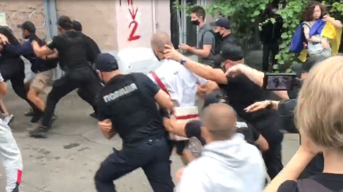 Появилось видео момента задержания активистов на акции протеста под посольством Беларуси в Киеве