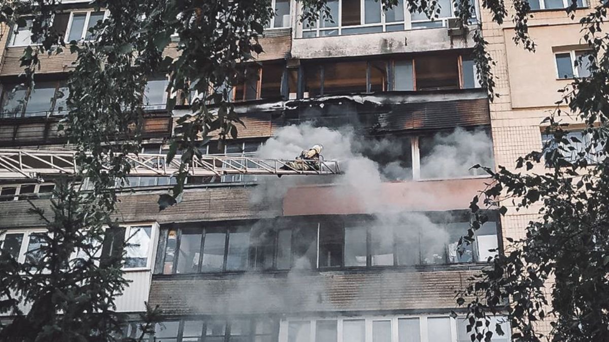 В Киеве во время пожара в многоэтажке погибла женщина