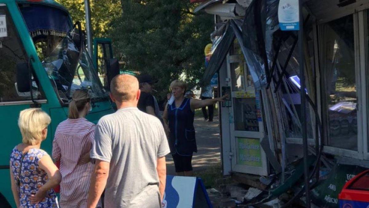 В Киеве маршрутка въехала в МАФ: появилось видео момента ДТП