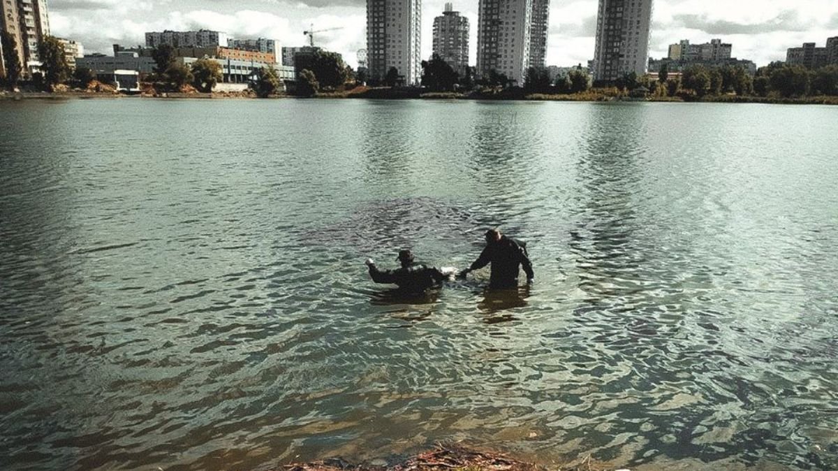В Киеве из озера достали тело мужчины