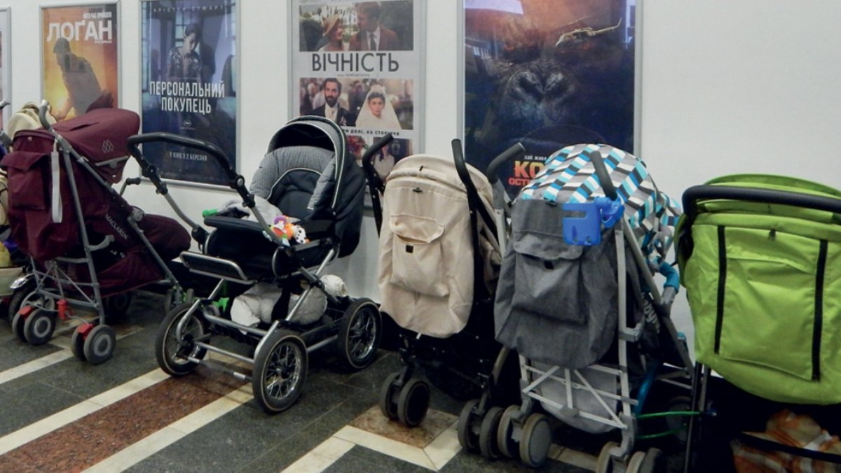 В Киеве бабушка оставила коляску с двумя маленькими внучками возле магазина и не вернулась