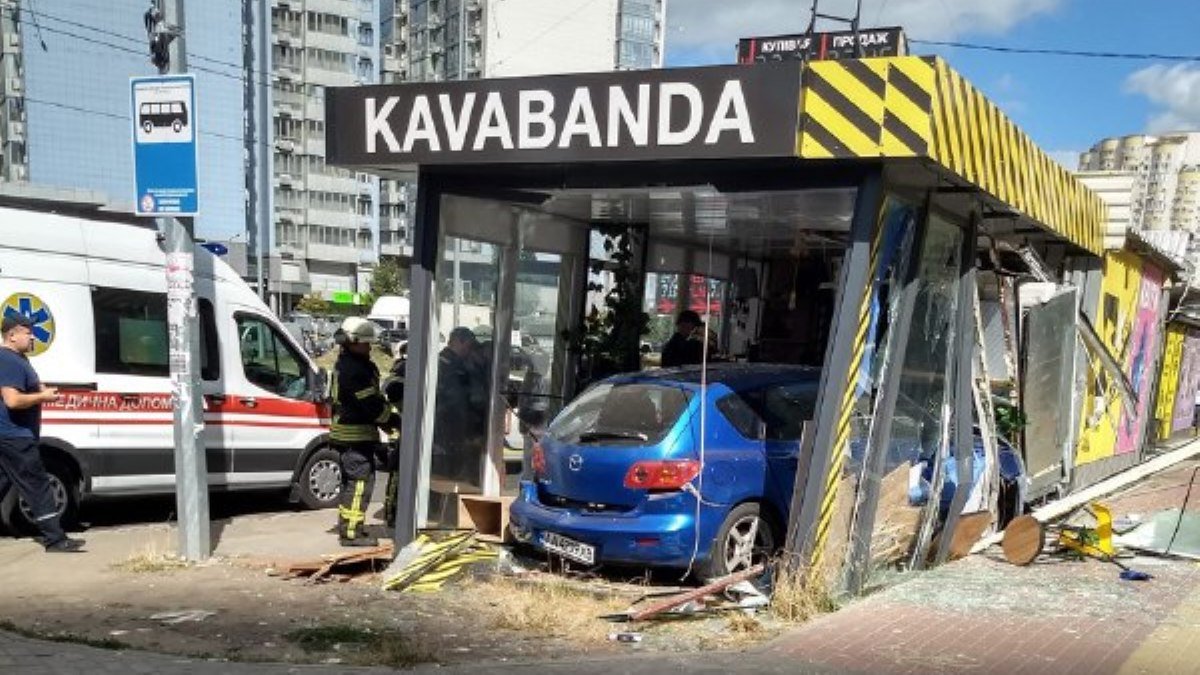 В Киеве автомобиль Mazda проехал на красный и влетел в кофейню: видео момента ДТП
