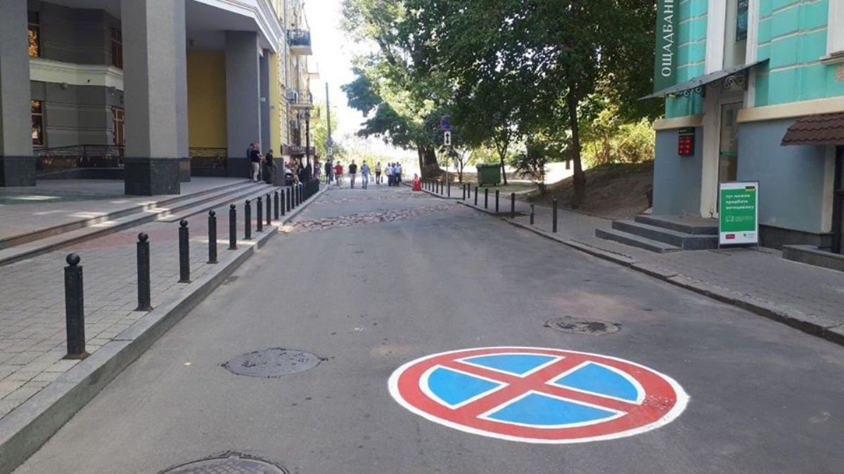 В Киеве Десятинный переулок сделали пешеходной зоной