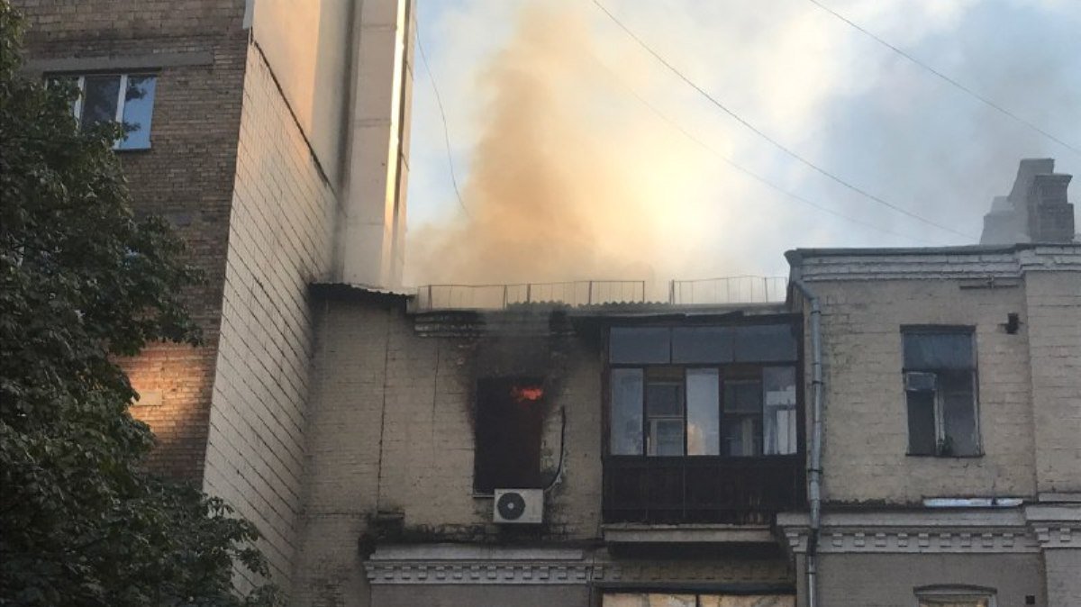 В Киеве на Большой Васильковской горит квартира: пламя распространилось на крышу