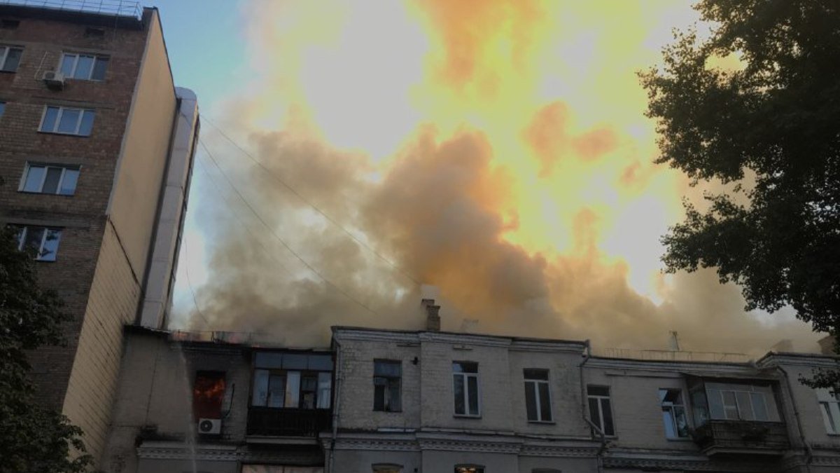 Масштабный пожар в Киеве на Большой Васильковской: как тушат огонь, который охватил всю крышу