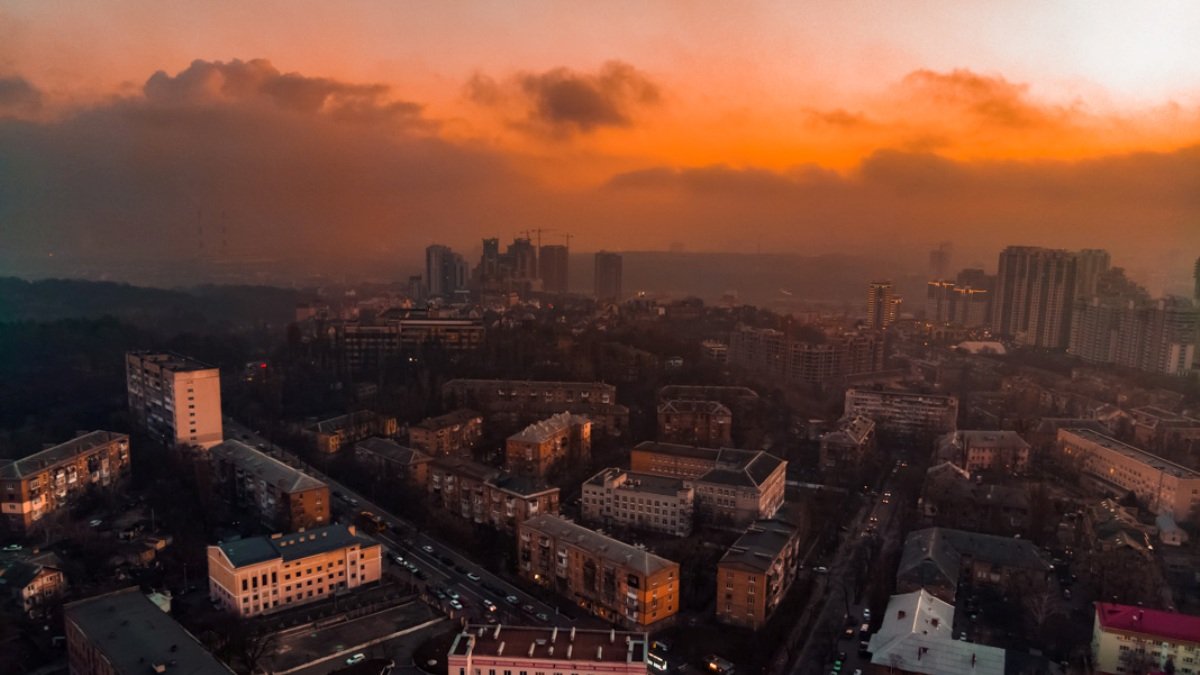 В Киеве объявили желтый уровень опасности: нужно закрыть окна и не подходить к металлическим дверям