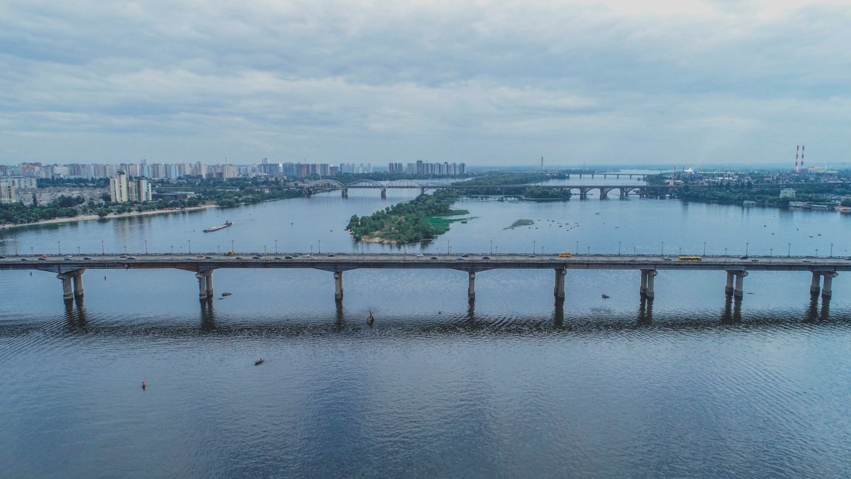 В Киеве ограничат движение по мосту Патона