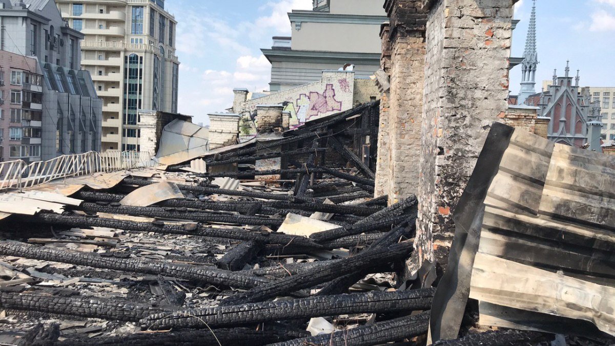 Как сейчас выглядит сгоревший дом на Большой Васильковской в Киеве: видео с крыши