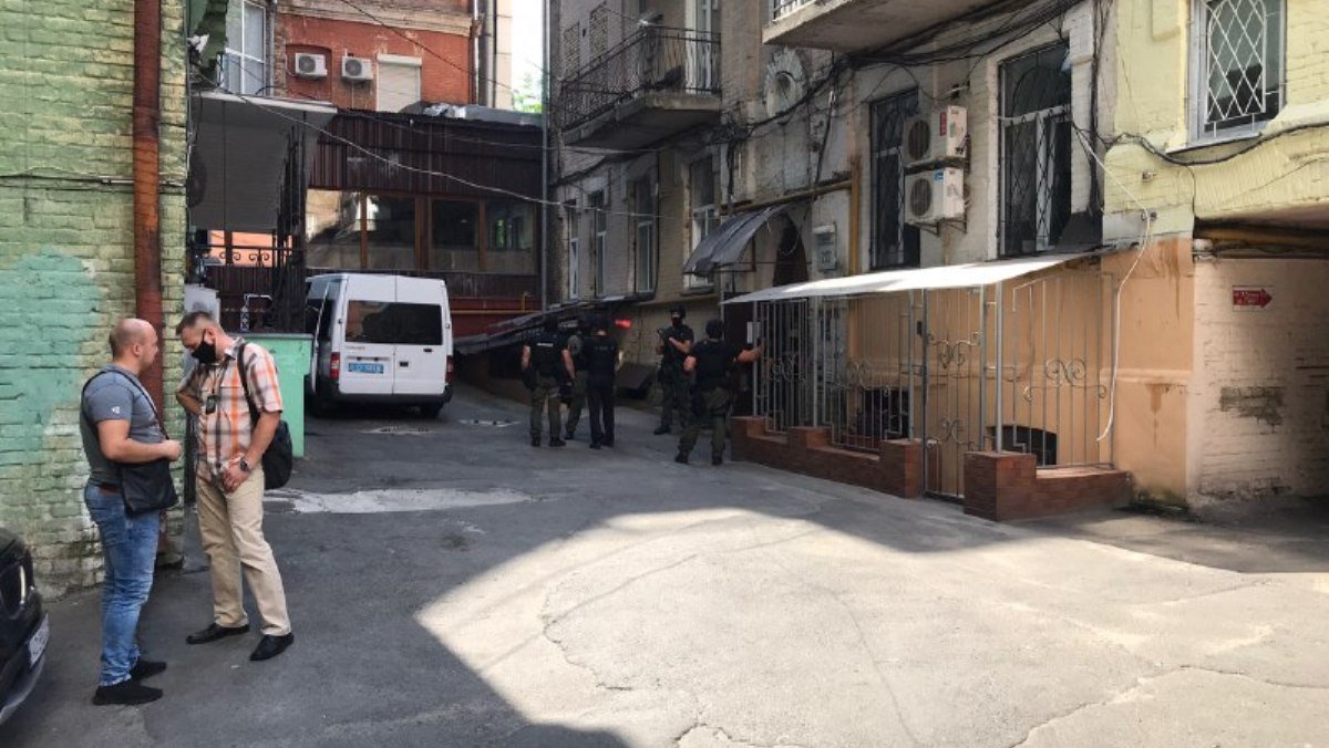 В Киеве на Печерске вооруженный спецназ штурмовал квартиру