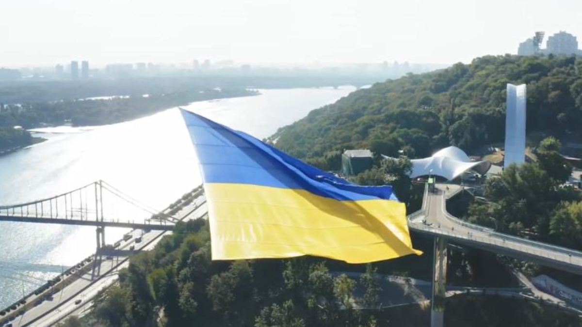 В Киеве по улицам города пролетел гигантский флаг: в Украине установили новый мировой рекорд