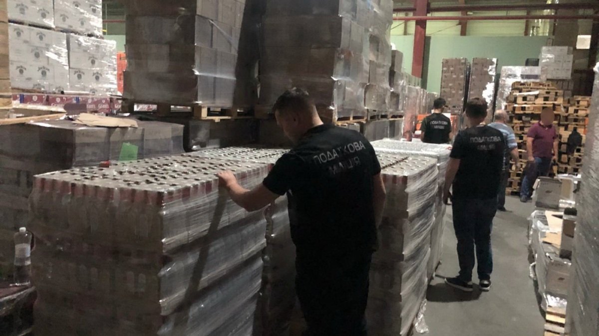 В Киеве нашли склад, где хранили 4 тонны паленого алкоголя