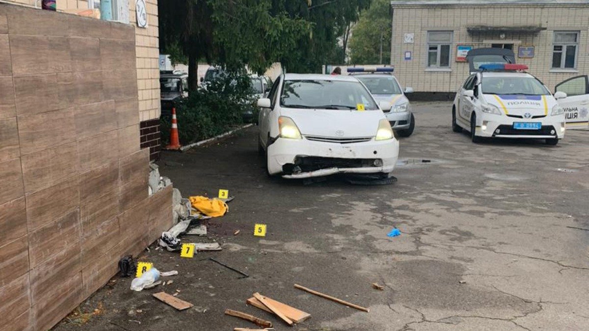 В Киеве на территории военной части пьяный водитель сбил троих курсанток: девушкам ампутировали ноги