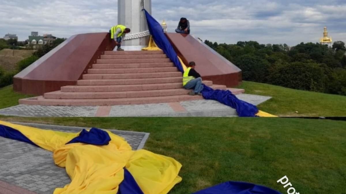 В Киеве порвался самый большой флаг на самом высоком флагштоке Украины