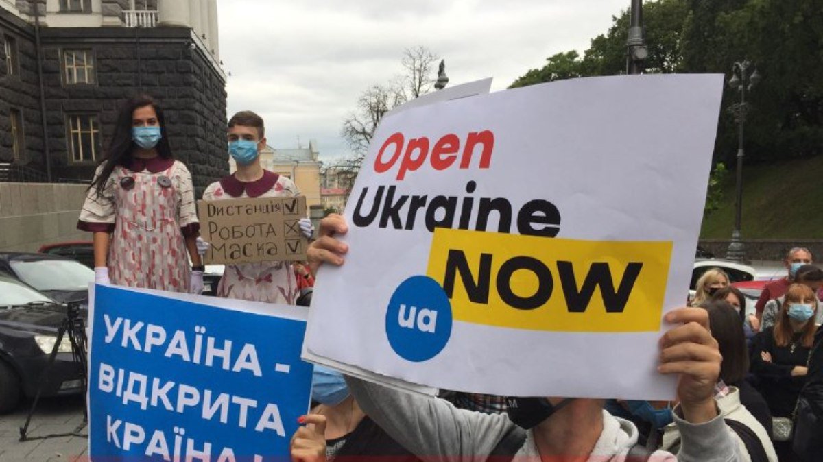 В Киеве под зданием Кабмина протестуют представители туристического бизнеса: что требуют