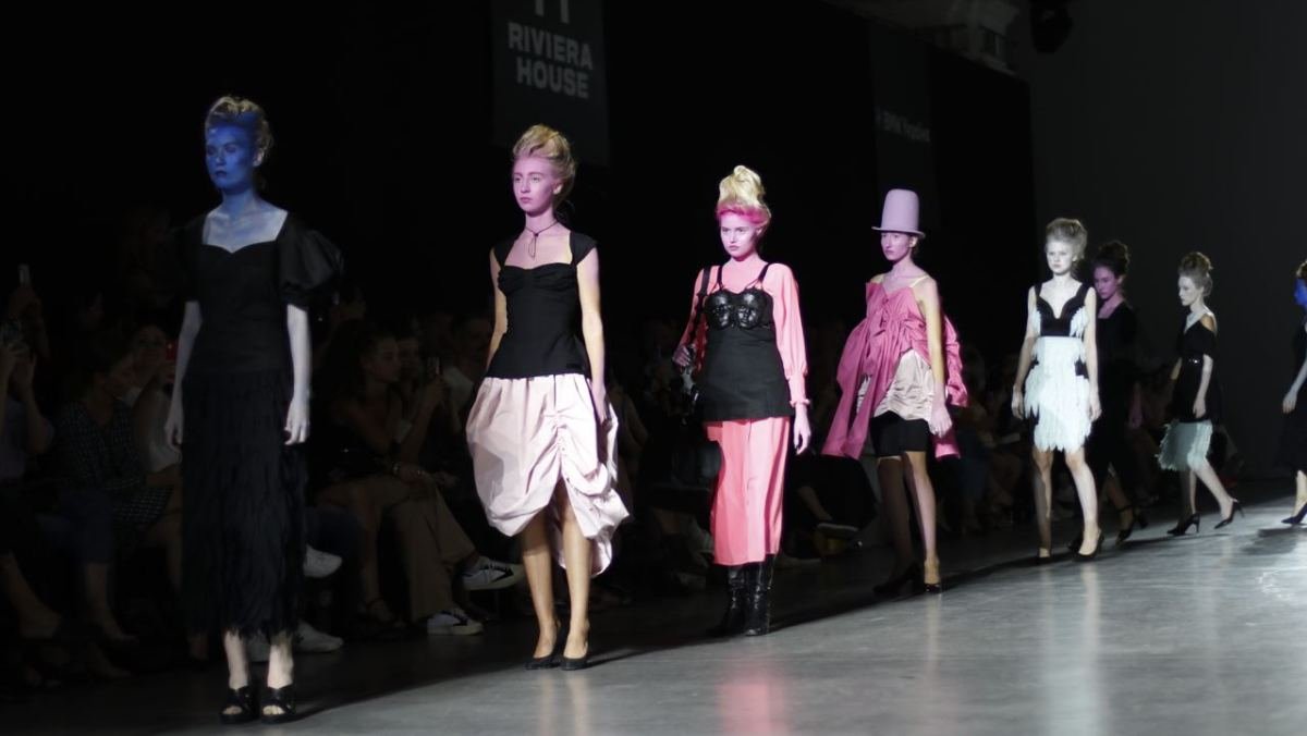 Модели RYBALKO вышли на подиум с синими и розовыми лицами: как прошел второй день Ukrainian Fashion Week