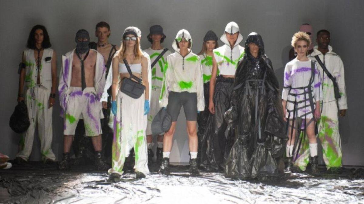 Почему модели Roussin были одеты в мусорные пакеты и как дизайнер создавала свою коллекцию во время показа