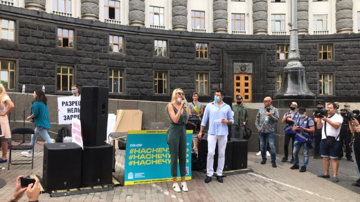 Нас не слышат: в Киеве под зданием Кабмина Оля Полякова устроила акцию в поддержу музыкальной индустрии Украины