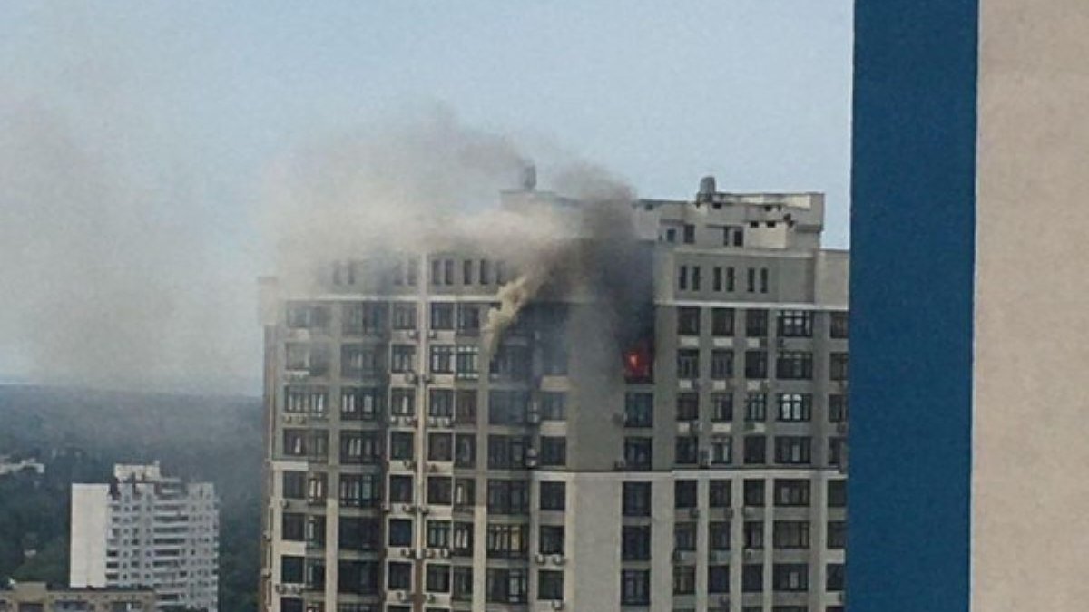 В Киеве в новом ЖК горит квартира на 24-м этаже: что там сейчас происходит