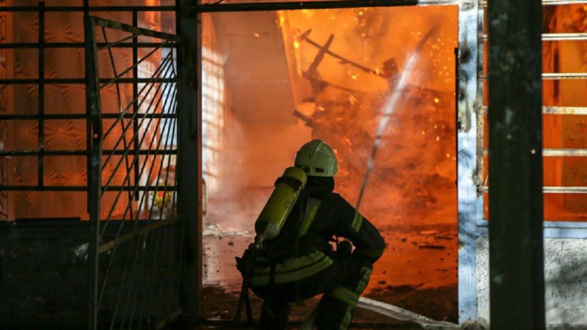 В Киеве на Виноградаре масштабный пожар: что горит