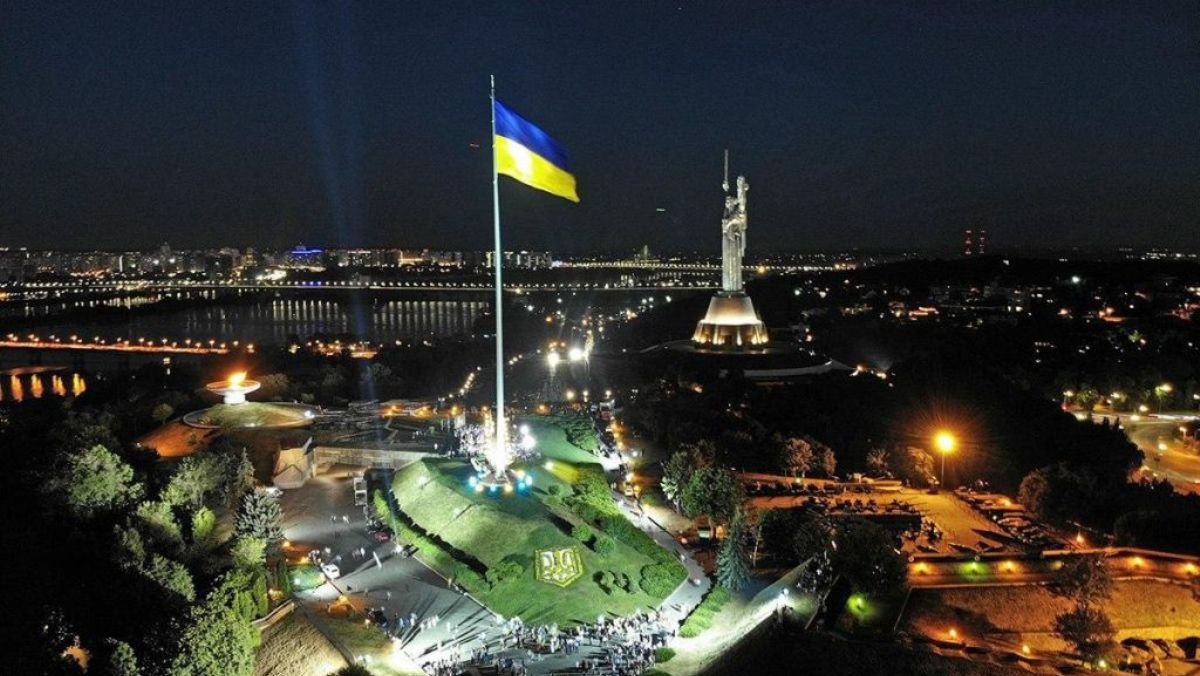 В мэрии Киева предупредили, что ночью будут спускать главный флаг страны на самом высоком флагштоке