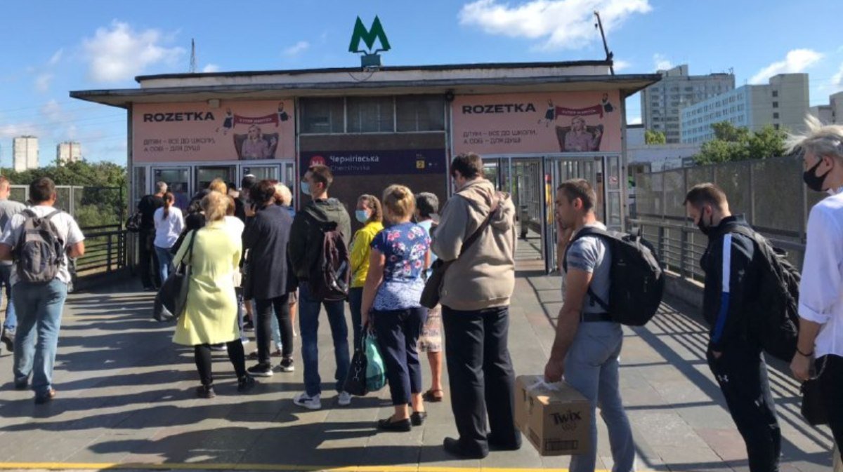 В метро Киева сбой: на станциях огромные очереди, люди не могут уехать