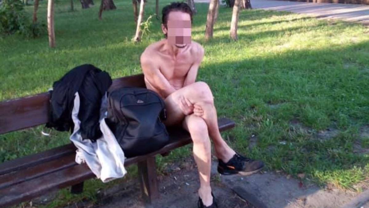 В Киеве по парку разгуливал голый мужчина