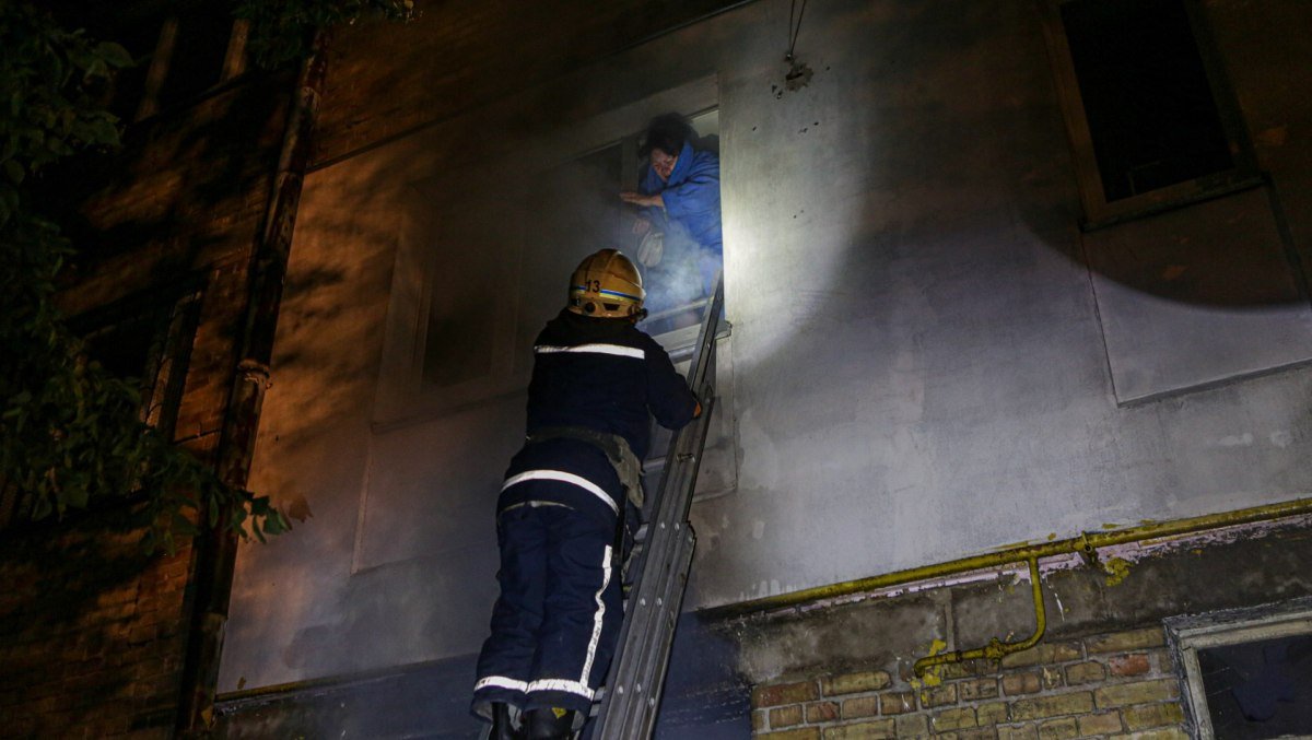 В Киеве из горящего многоквартирного дома спасли 33 человека: одна женщина погибла