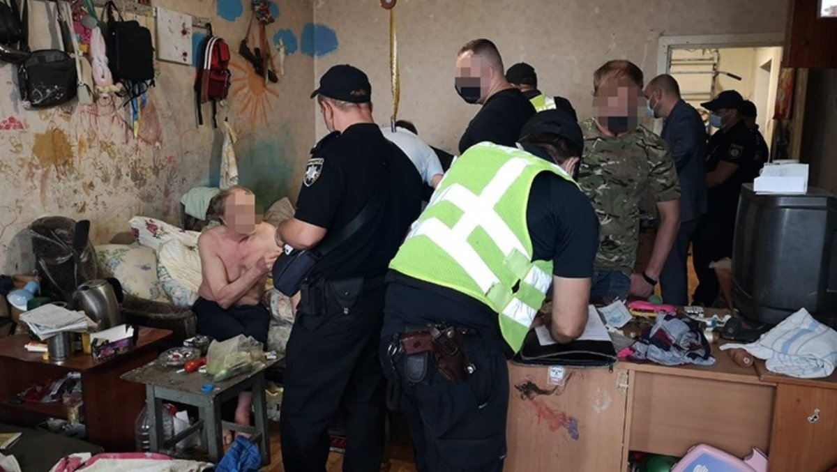 В Киеве отец разбил бутылку о голову сына и до смерти забил его "розочкой"