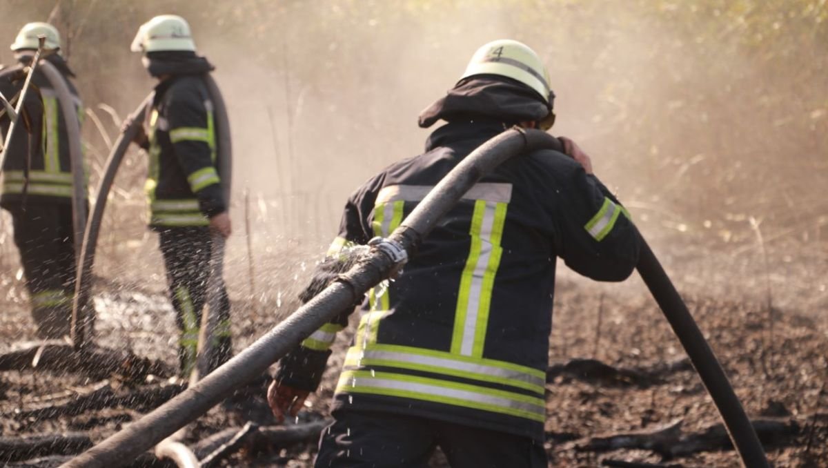 В Киеве в Дарницком районе масштабный пожар: горит 2000 квадратов