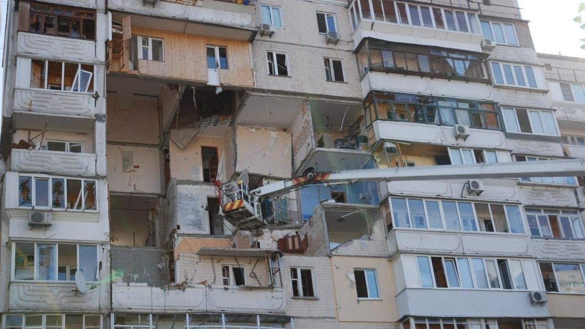 В Киеве начали подготовительные работы для демонтажа дома на Позняках, который разрушил взрыв