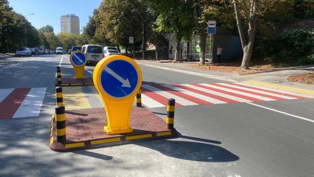 Как в Киеве заботятся о пешеходах: где установили новые островки безопасности